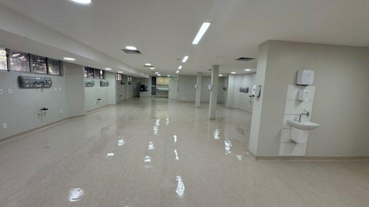 Sala Vermelha do HRA é totalmente requalificada e ganha novo padrão de estrutura e conforto Sala Vermelha do HRA é totalmente requalificada e ganha novo padrão de estrutura e conforto