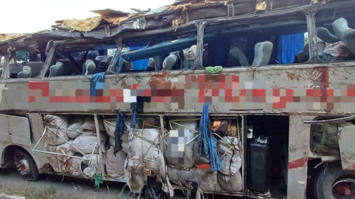 Tragédia: ônibus tomba, deixa 15 mortos e vários feridos