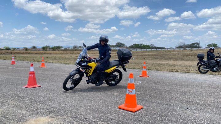 Agentes de trânsito da AMC recebem certificados do curso de motopatrulhamento Agentes de trânsito da AMC recebem certificados do curso de motopatrulhamento