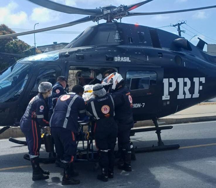 Vítima de queimaduras é resgatada de helicóptero, após desabamento com multiplas vítimas Vítima de queimaduras é resgatada de helicóptero, após desabamento com multiplas vítimas