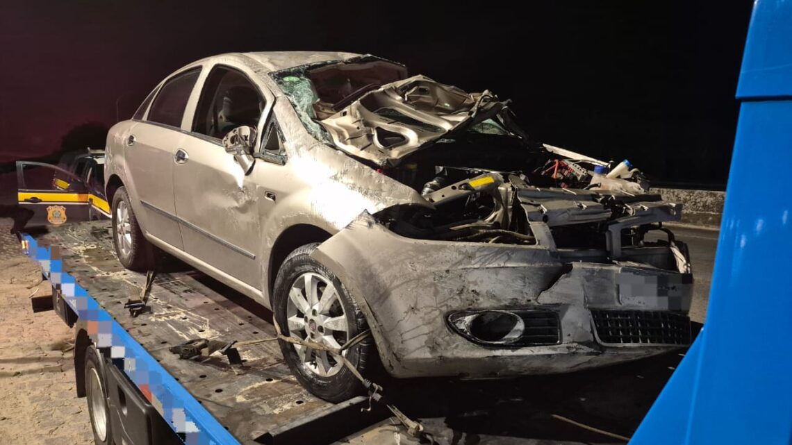 Motorista fica ferido após carro capotar