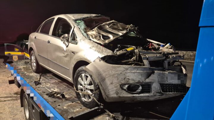 Motorista fica ferido após carro capotar Motorista fica ferido após carro capotar