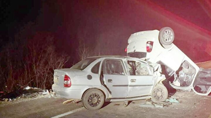 Três pessoas morrem em colisão frontal na BR 232 Três pessoas morrem em colisão frontal na BR 232