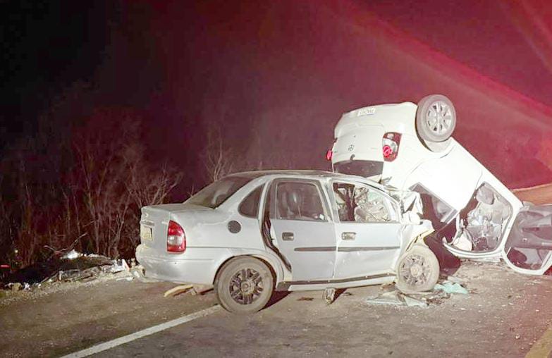 Três pessoas morrem em colisão frontal na BR 232 Três pessoas morrem em colisão frontal na BR 232