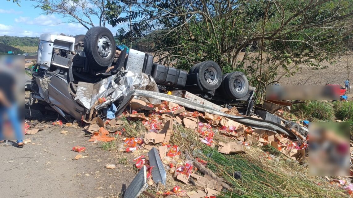 Motorista morto, e população saqueia carga, após caminhão capotar Motorista morto, e população saqueia carga, após caminhão capotar