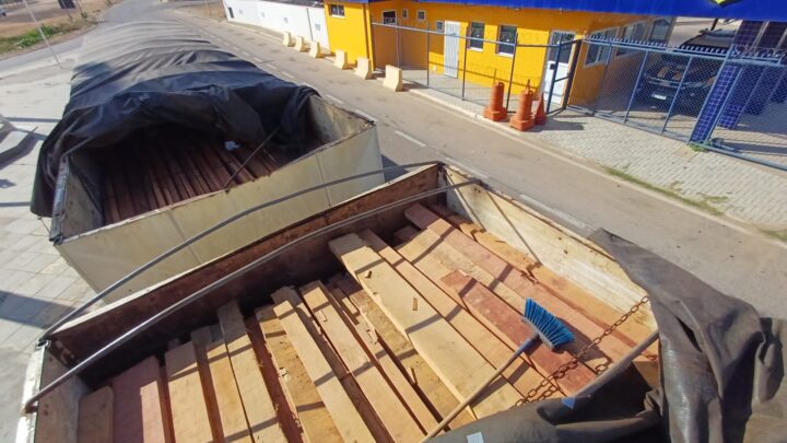 PRF apreende madeira irregular recolhe mais de 20 veículos e prende várias pessoas