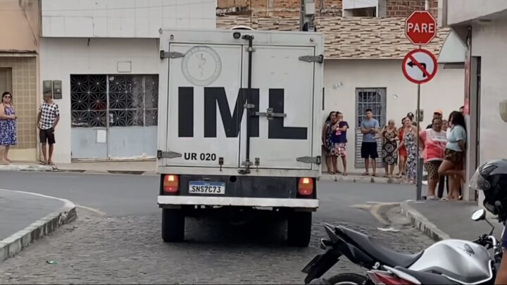Homem é arrastado da cama e morto na sala da própria casa, na frente dos filhos, em Caruaru