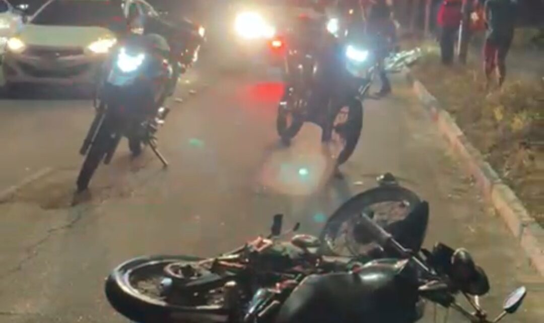 Motociclista morre, após colidir em poste Motociclista morre, após colidir em poste