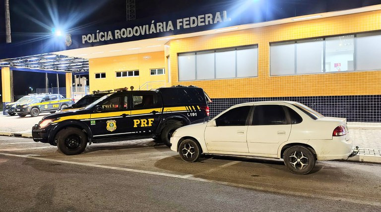 Após fuga em alta velocidade, motorista é detido com carro ilegal