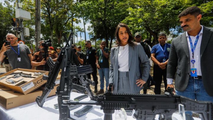 Juntos pela Segurança: governadora Raquel Lyra reforça segurança pública com entrega de R$ 73 milhões em armas, viaturas e helicóptero