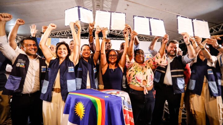 Em agenda com movimentos sociais, governadora Raquel Lyra assina contratos para construção de quatro habitacionais para 492 famílias