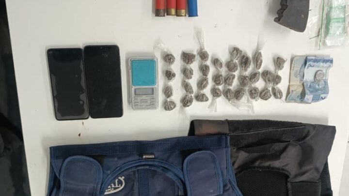 Dois adultos e um adolescente são detidos e material é apreendido