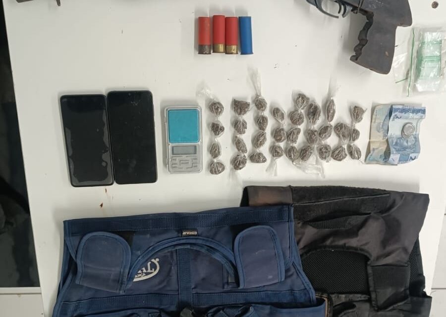 Dois adultos e um adolescente são detidos e material é apreendido