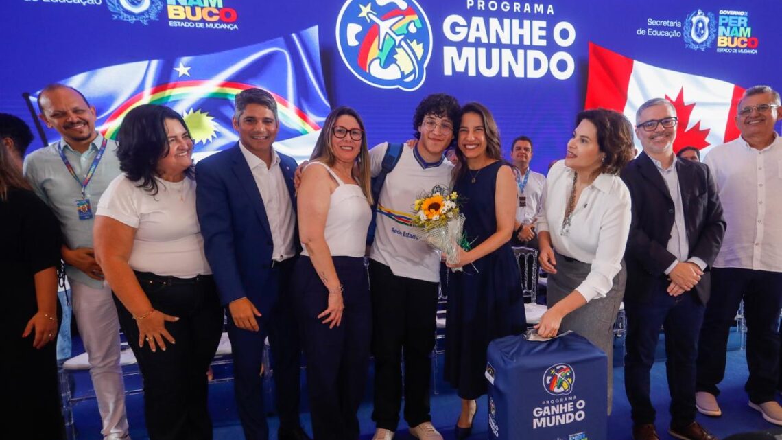 Ganhe o Mundo: governadora Raquel Lyra entrega kits de viagem a 700 estudantes que farão intercâmbio no Canadá