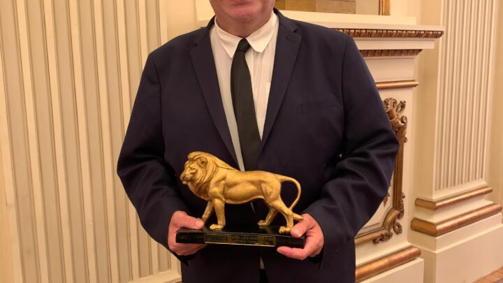 Vereador Jorge Quintino recebe o Troféu Leão Dourado em reconhecimento à sua atuação social e política