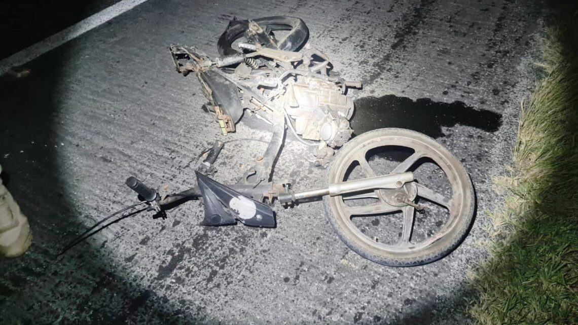 Homem morre e passageiro fica ferido após carro colidir na traseira de moto