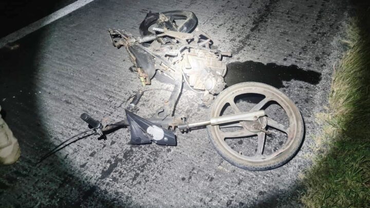 Homem morre e passageiro fica ferido após carro colidir na traseira de moto