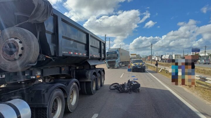 Motociclista é atropelado ao tentar passar em corredor entre dois caminhões