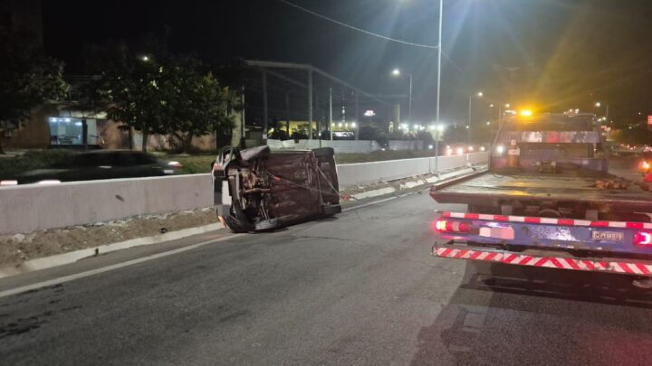 Carro roubado capota e é recuperado pela PRF em Caruaru