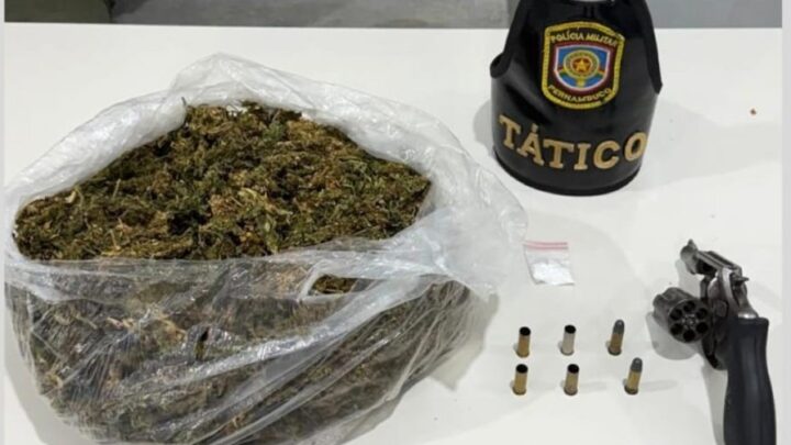 Polícia intercepta veículo após acompanhamento e apreende drogas e arma na BR-104