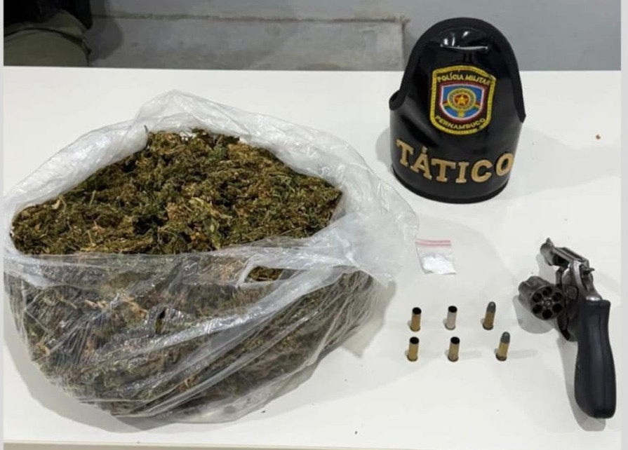 Polícia intercepta veículo após acompanhamento e apreende drogas e arma na BR-104