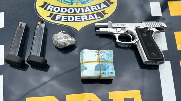 PRF apreende carro roubado adquirido em feira, pistola e mais de R$11 mil