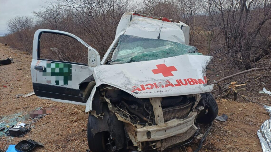 Um morto e feridos após batida envolvendo ambulância e três carros