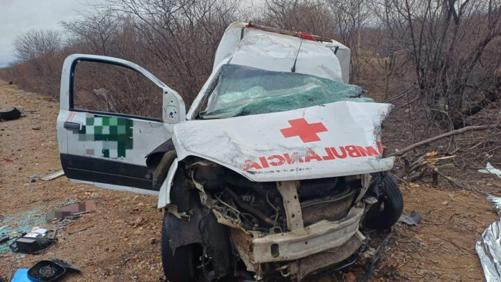 Um morto e feridos após batida envolvendo ambulância e três carros