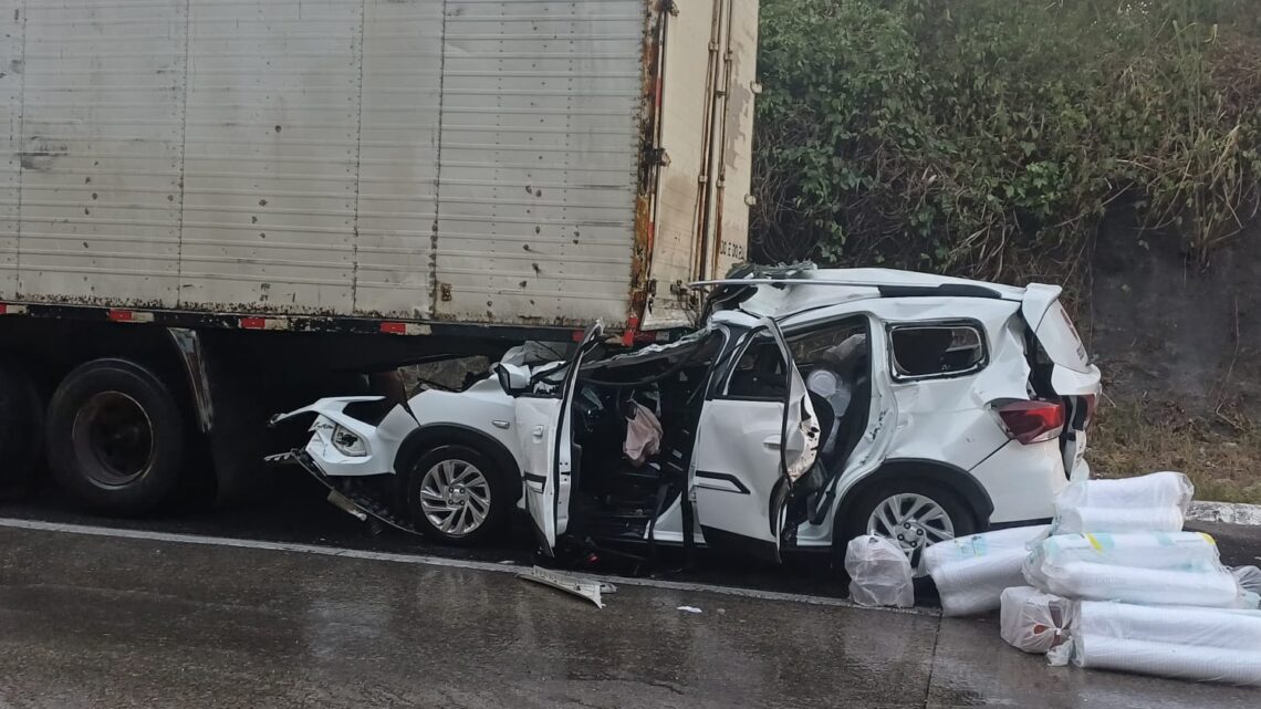 Quatro feridos após carro colidir na traseira de caminhão na BR 232