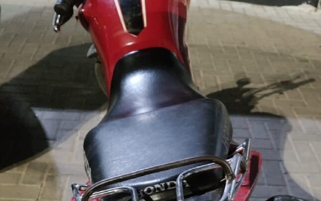 Motocicleta roubada é recuperada e suspeitos são levados para DP