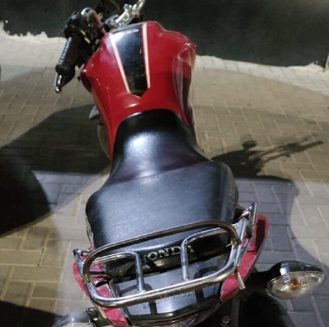 Motocicleta roubada é recuperada e suspeitos são levados para DP