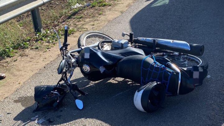 Moto bate em traseira de van na BR 232