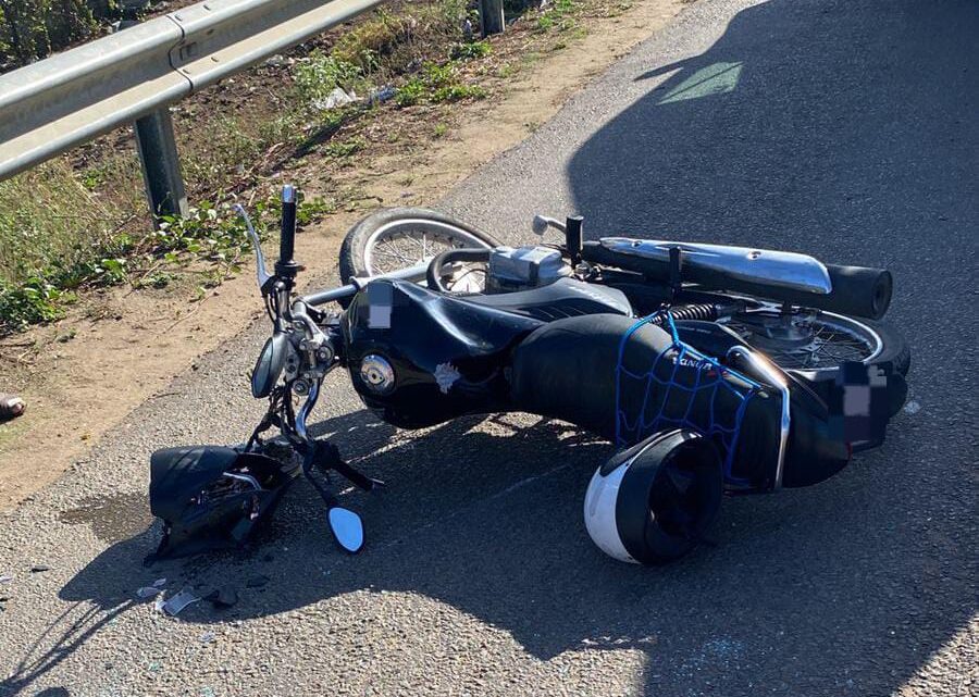 Moto bate em traseira de van na BR 232