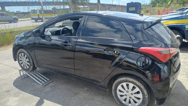 PRF apreende mais de R$27 mil e porções de droga