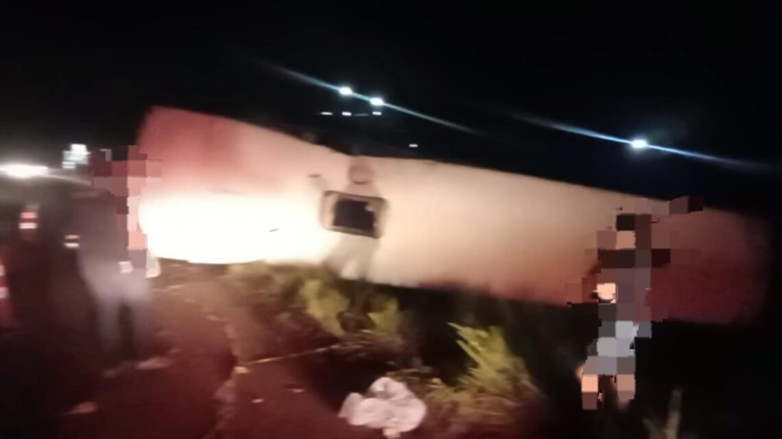 Carreta colide em ônibus e deixa vários feridos na BR 232