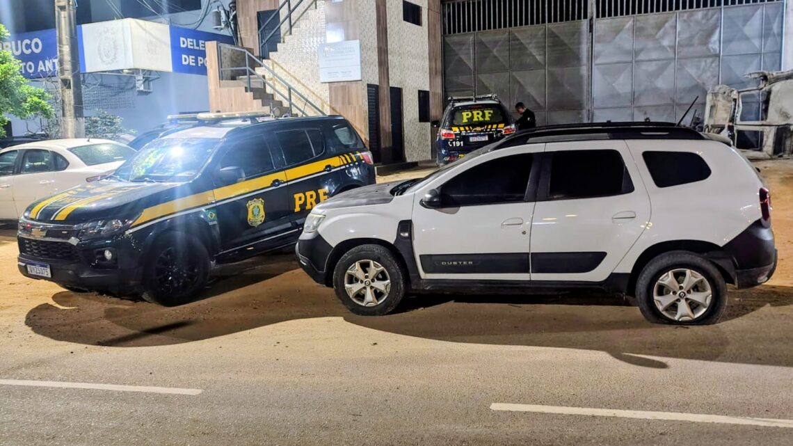 Dupla é detida com carro roubado, arma e bloqueador de sinal