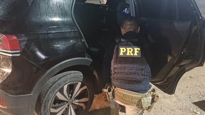 Carro roubado no Rio de Janeiro é recuperado pela PRF em Gravatá e passageiro quebrou propositalmente o celular que portava