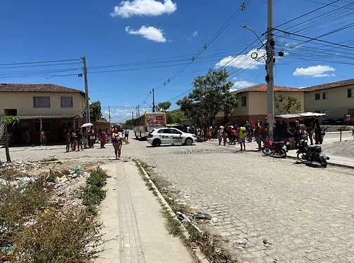Jovem de moto bate em ônibus e morre em Caruaru; iria busca madrasta para participar do enterro do irmão