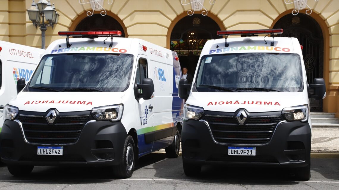 Hospital Regional do Agreste recebe duas novas ambulâncias de UTI móvel
