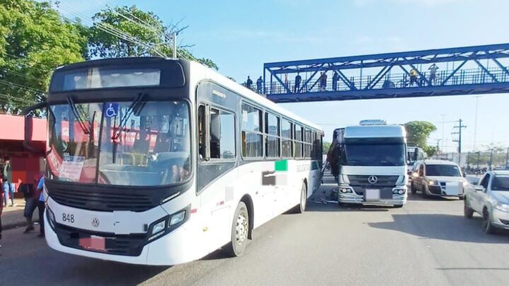 Colisão envolvendo caminhão bate na traseira de ônibus