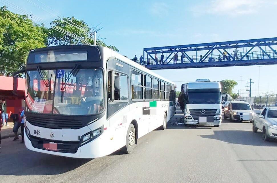 Colisão envolvendo caminhão bate na traseira de ônibus