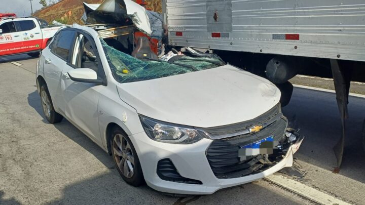 Carro bate na traseira de caminhão na BR-232