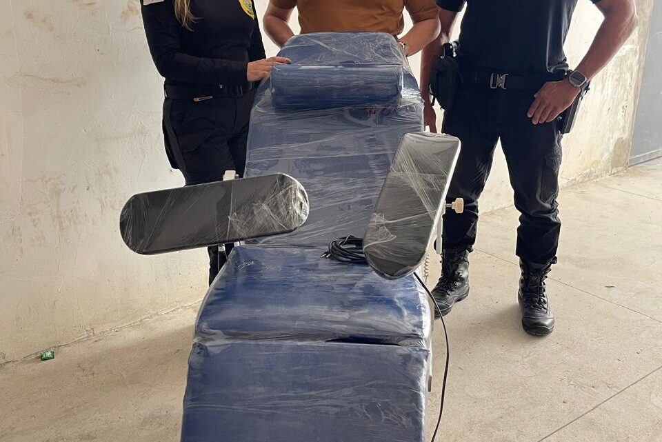 Pessoas Privadas de Liberdade da PJPS recuperam cadeiras utilizadas por doadores de sangue no Hemope