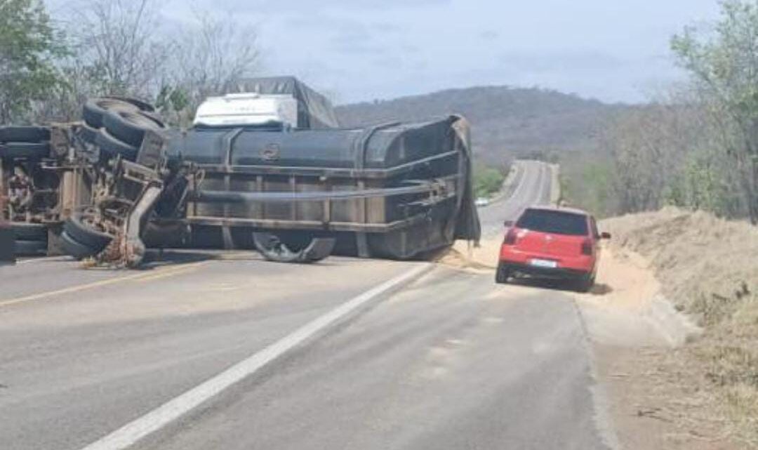 Caminhão carregado de soja tomba na BR-232