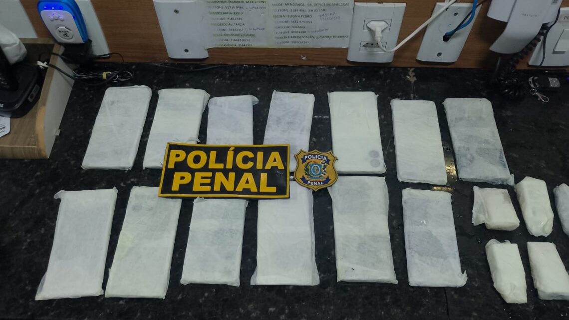 Policiais penais apreendem celulares durante revista de visitantes na entrada do Presídio em Pernambuco