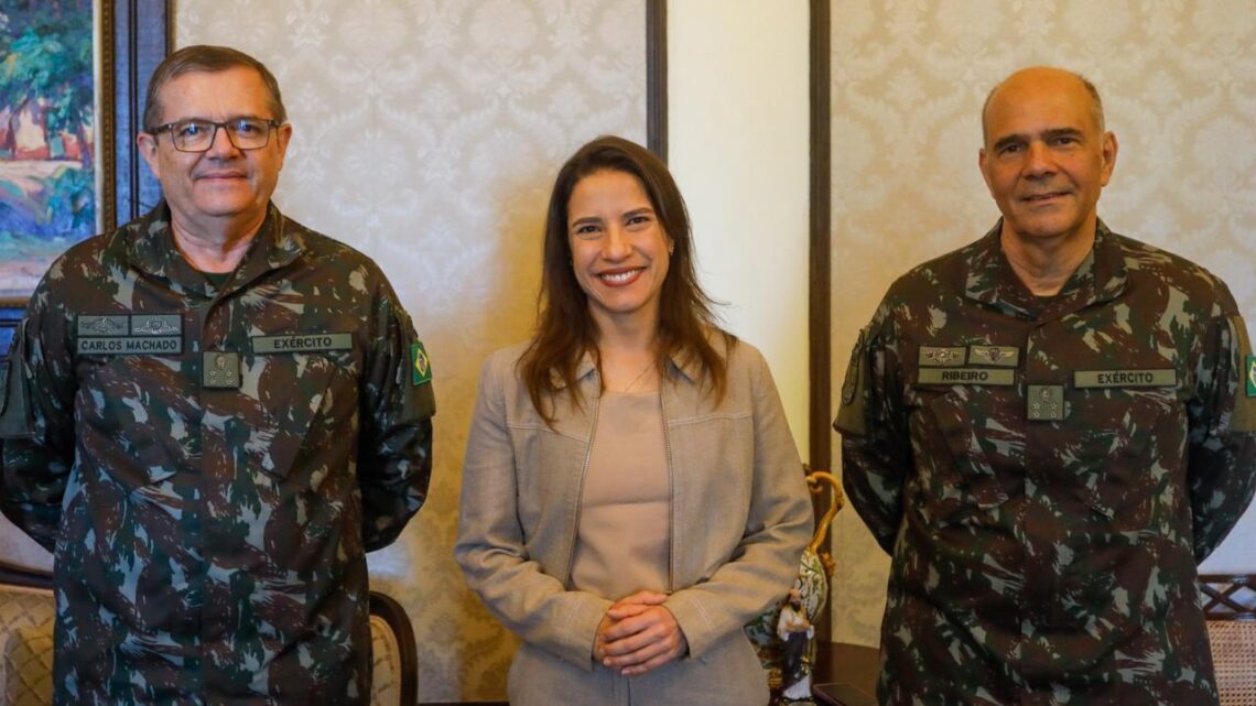 Governadora Raquel Lyra prestigia transmissão de liderança do Comando Militar do Nordeste para o general Carlos Machado e destaca parceria para Escola de Sargentos