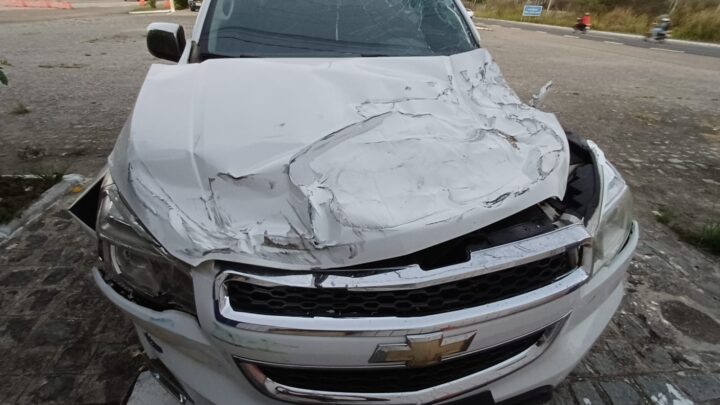 Colisão envolvendo caminhão e caminhonete na BR-232