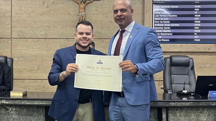 Anderson Correia homenageia influenciador Netto na Câmara de Caruaru