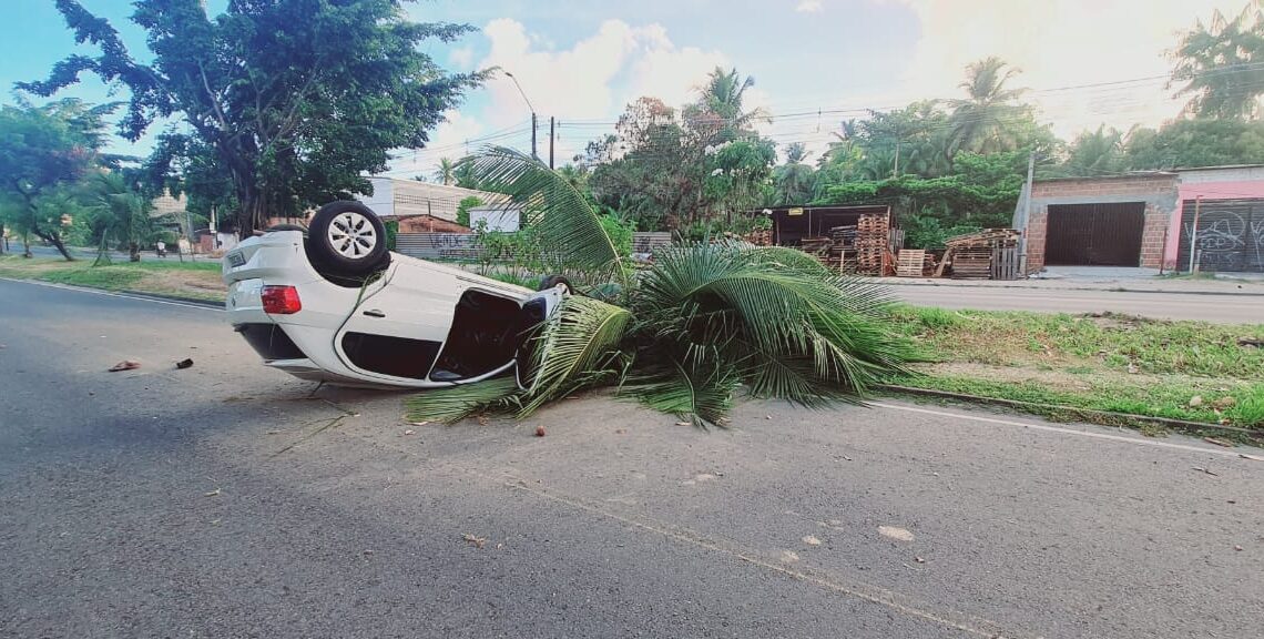 PRF encontra carro capotado e abandonado