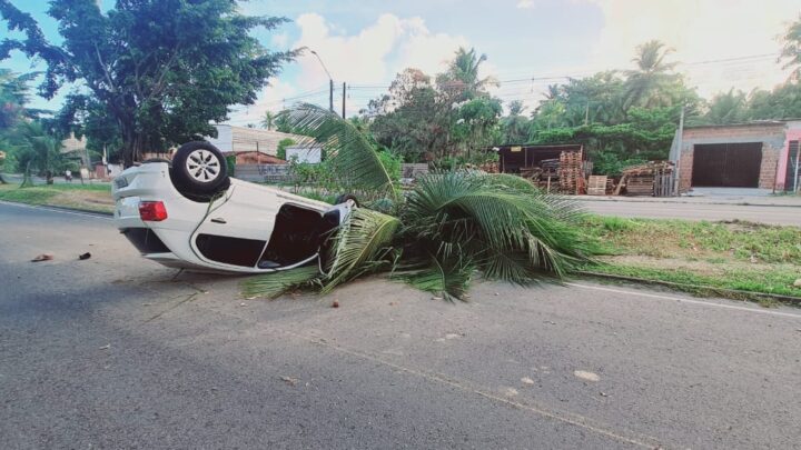 PRF encontra carro capotado e abandonado
